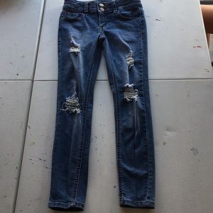 Blue ripped jeans for girls.